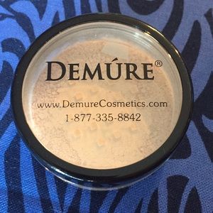New Demure Mineral Finishing Powder